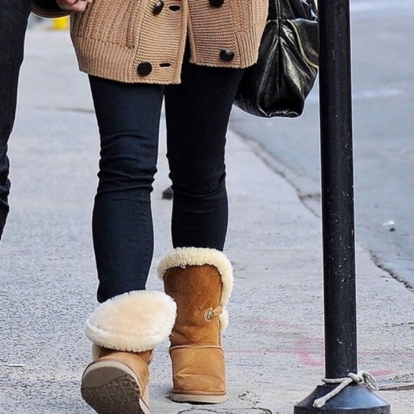 Ugg Short Womens Boots Size 8! - Picture 3 of 16